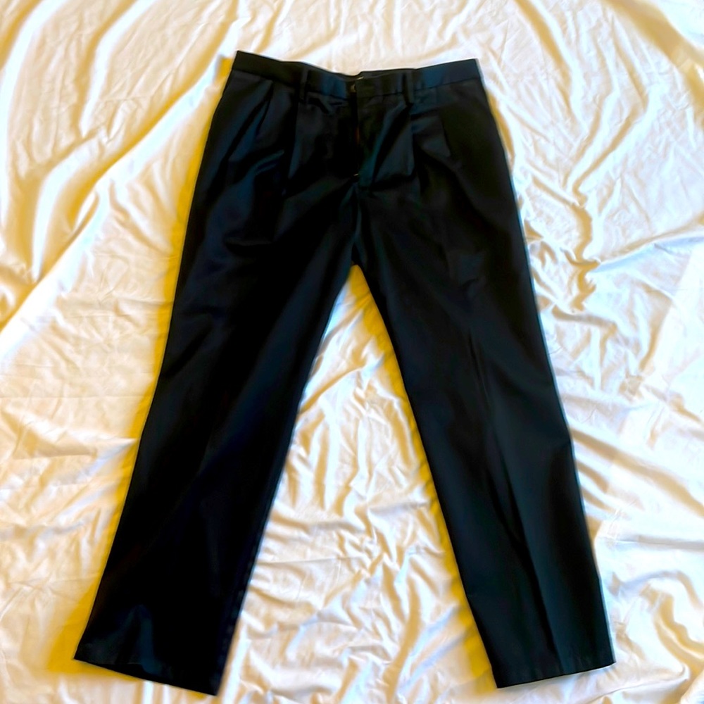 Dockers mens pleaded pants. No iron. Black. Like new. 36x32. No cuffs.